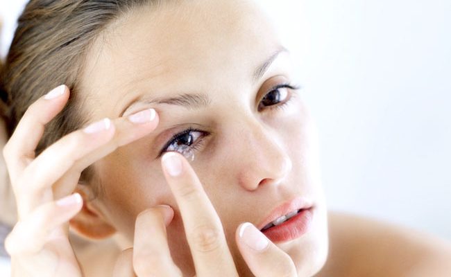 Đeo kính áp tròng dùng thuốc nhỏ mắt nào